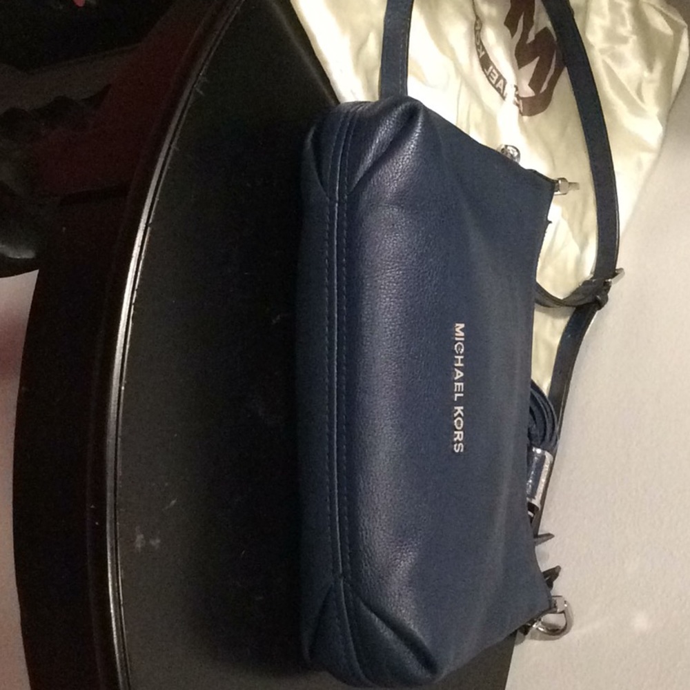 Michael Kors authentic navy medium shoulder bag - Picture 5 of 6